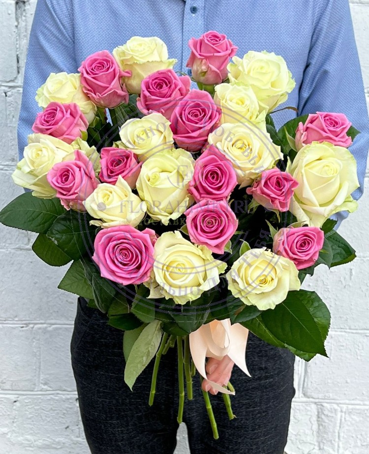 Букет из 25 бело-розовых роз  25 бело-розовых ароматных роз с превосходным качеством от Российского производителя