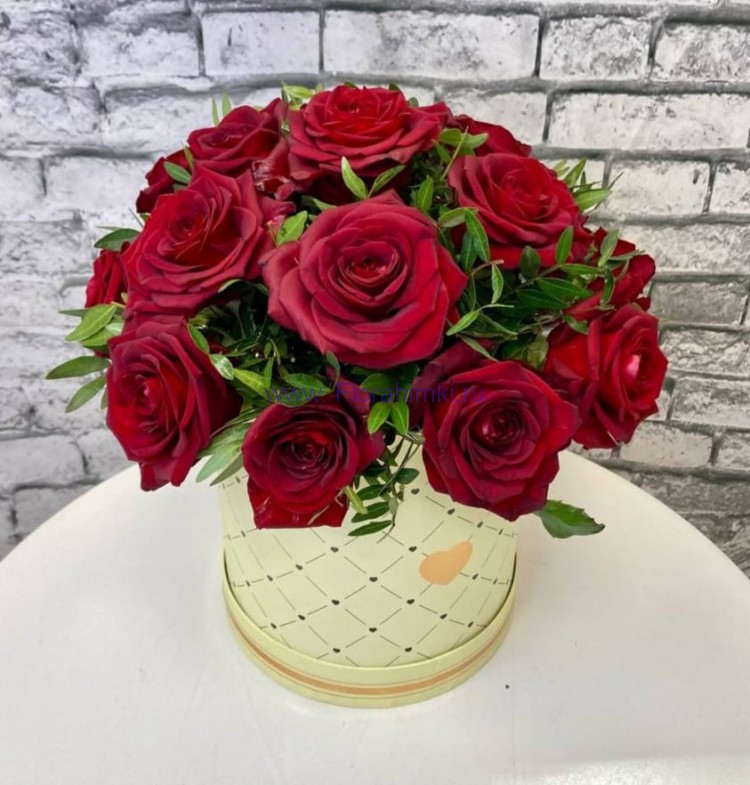 Шляпная коробка Вкус вишни Букет красных роз в шляпной коробке