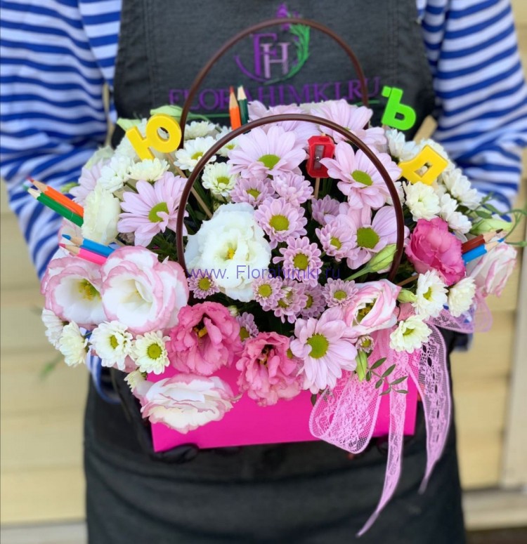 Цветочная сумочка Любимому учителю Цветочная сумочка из хризантем и эустомы