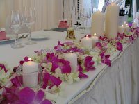 Оформление стола молодоженов свечами и орхидеями 
