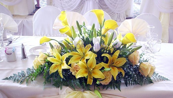 Свадебная композиция на стол 13 Композиция из лилий, тюльпанов, калл и роз