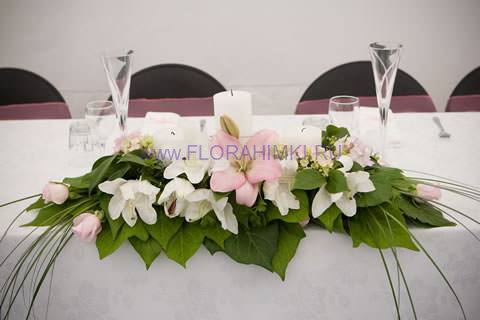 Свадебная композиция на стол 14 Композиция из лилий и роз