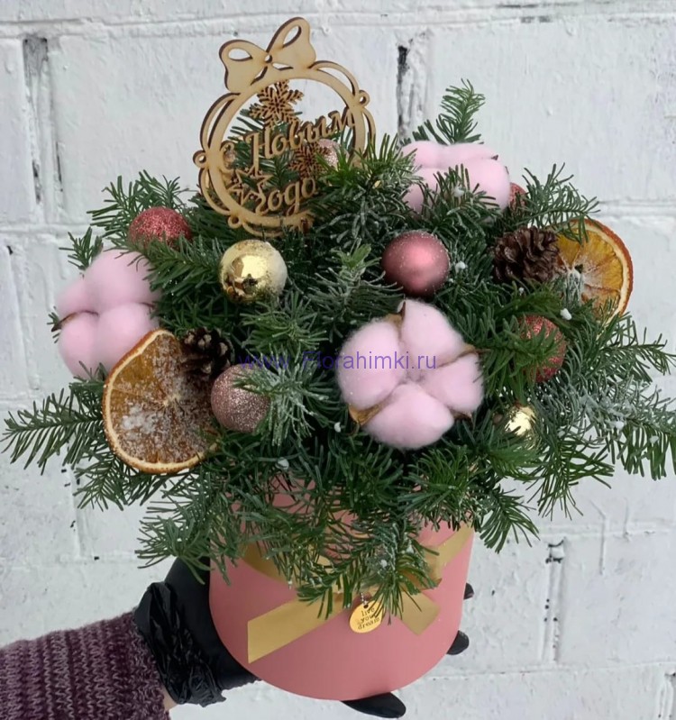 Шляпная коробка Под елкой Новогодняя шляпная коробка наполненная цветами хлопка и новогодним декором