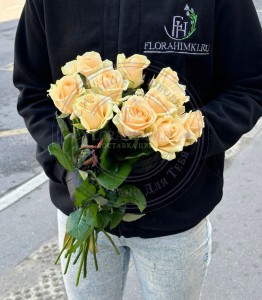 Букет из 11 кремовых роз 
